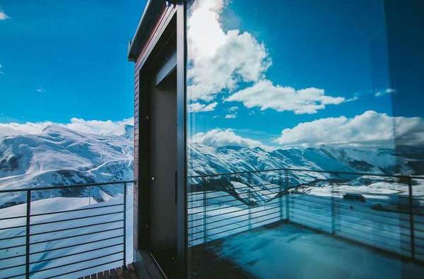 cộng hòa georgia, khách sạn, khách sạn container, khách sạn quadrum, đỉnh núi gudauri, khách sạn container tuyệt đẹp trên đỉnh núi tuyết