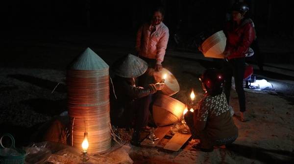 Phiên chợ nón chỉ họp lúc nửa đêm ở Bình Định