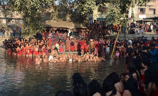 Ngâm mình dưới sông, cầu nguyện trong lễ hội ở Nepal