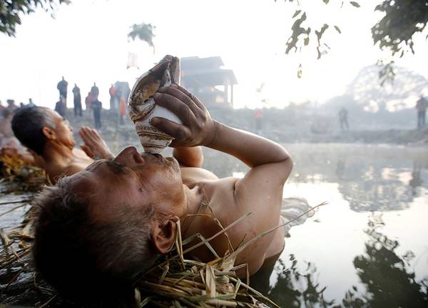 du lịch nepal, lễ hội nepal, lễ hội swasthani bratakatha, điểm đến nepal, ngâm mình dưới sông, cầu nguyện trong lễ hội ở nepal
