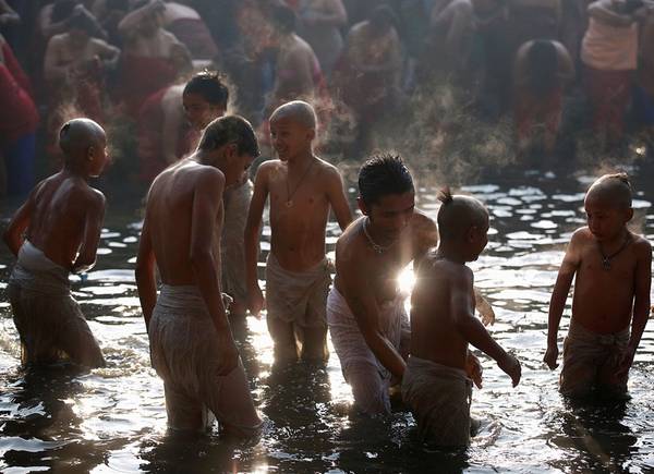 du lịch nepal, lễ hội nepal, lễ hội swasthani bratakatha, điểm đến nepal, ngâm mình dưới sông, cầu nguyện trong lễ hội ở nepal