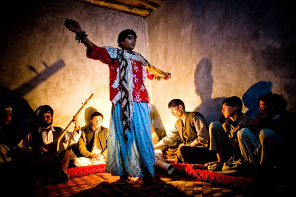 Sự thật tàn nhẫn về nghề ‘trai nhảy’ tại Afghanistan