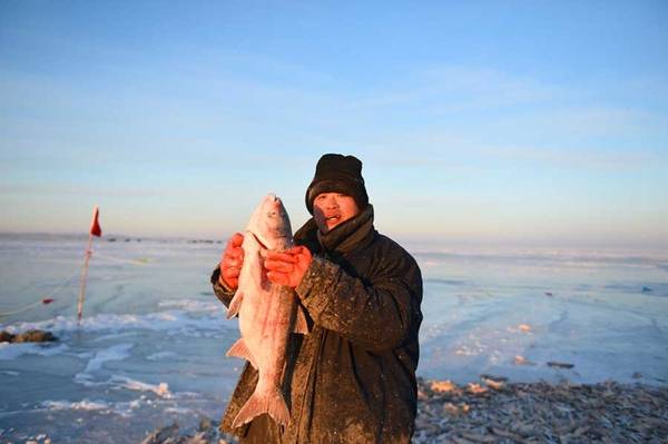 mông cổ, khách du lịch hào hứng câu cá trên mặt hồ đóng băng ở mông cổ
