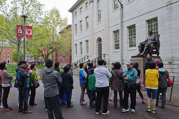 Bức tượng ‘dối trá’ trong trường Harvard