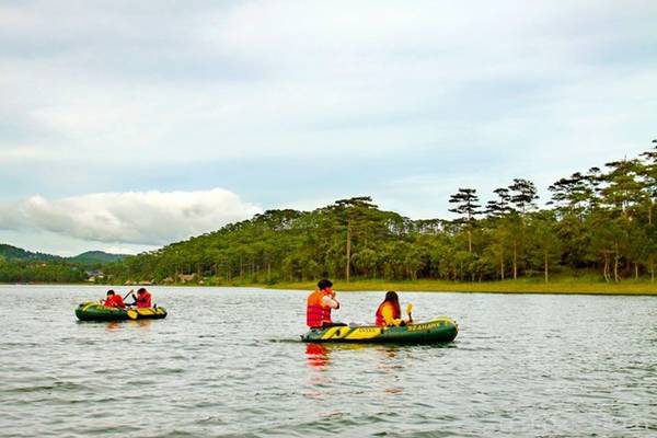 Chèo thuyền hồ Tuyền Lâm, vào rừng ngắm lá phong đỏ