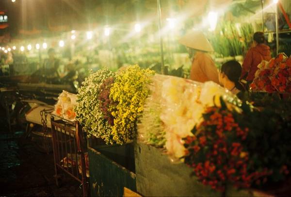 Chợ hoa Quảng Bá – một Hà Nội khác biệt về đêm