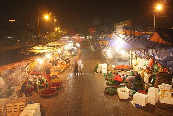 Khu chợ rau quả đêm rẻ nhất ở Hà Nội