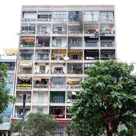 Khu chung cư nổi tiếng, chật kín quán cà phê ở Sài Gòn