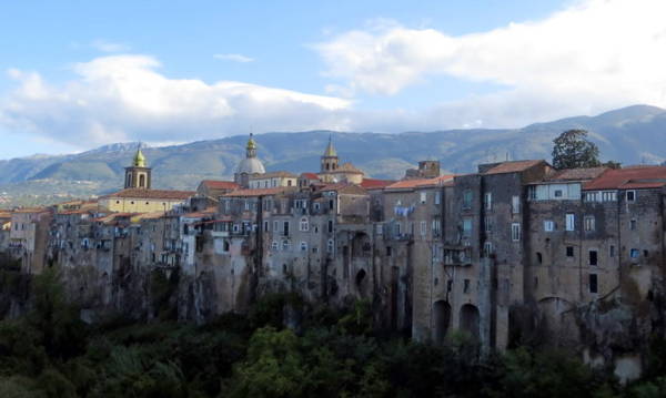 Khám phá thị trấn thời Trung cổ Sant’Agata de’ Goti