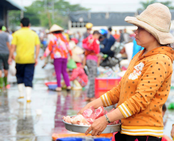 ‘Chợ chồm hỗm’ bán cá giá rẻ nhất Sài Gòn
