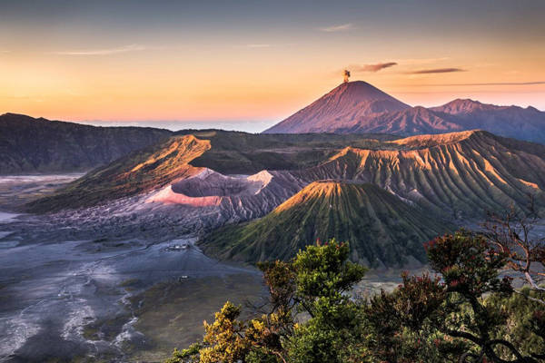 Lễ hội tại núi lửa đang hoạt động ở Indonesia