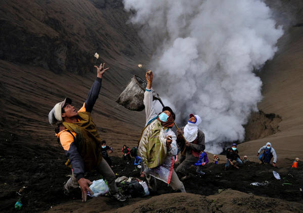 ẩm thực indonesia, du lịch indonesia, khách sạn bali, khach san bali gia re, khách sạn indonesia, núi lửa bromo, lễ hội tại núi lửa đang hoạt động ở indonesia