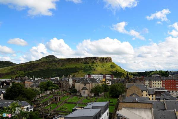 Hoàng hôn thành cổ Edinburgh nhìn từ đỉnh Arthur’s Seat
