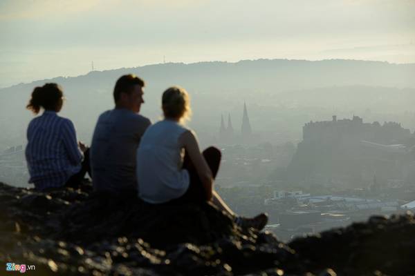 du lịch edinburgh, du lịch scotland, thành cổ edinburgh, điểm đến scotland, đỉnh arthur's seat, hoàng hôn thành cổ edinburgh nhìn từ đỉnh arthur’s seat