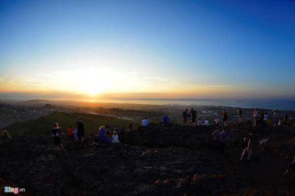 du lịch edinburgh, du lịch scotland, thành cổ edinburgh, điểm đến scotland, đỉnh arthur's seat, hoàng hôn thành cổ edinburgh nhìn từ đỉnh arthur’s seat