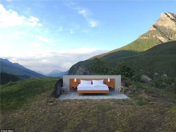 Trải nghiệm “khách sạn ngàn sao” nghĩa đen lẫn bóng trên núi Alps