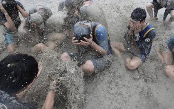 Du khách vật lộn trong lễ hội bùn ở Hàn Quốc