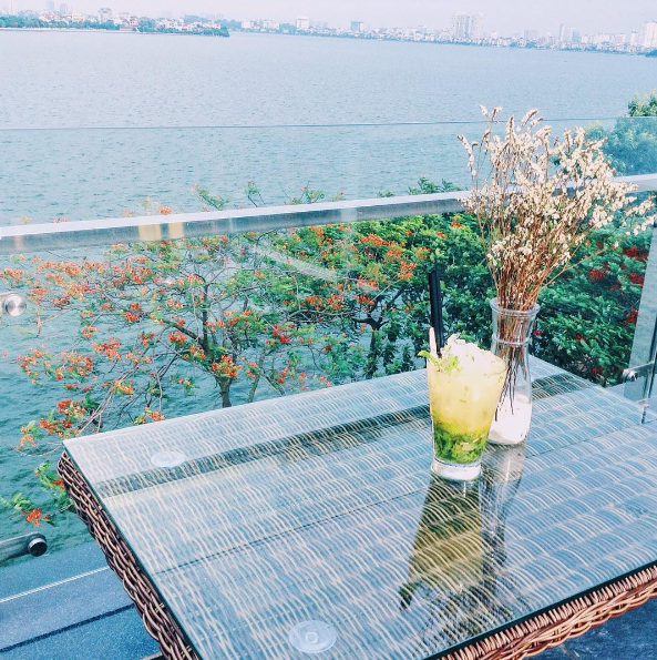 Du lịch Hà Nội ghé quán cà phê view siêu đẹp ở Hồ Tây
