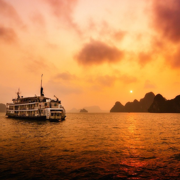 Không ở khách sạn, resort du lịch Hạ Long là phải ở du thuyền sang chảnh như thế này