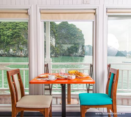 du lịch hạ long, du thuyền emeraude classic, du thuyền l'azalee, du thuyền syrena, không ở khách sạn, resort du lịch hạ long là phải ở du thuyền sang chảnh như thế này