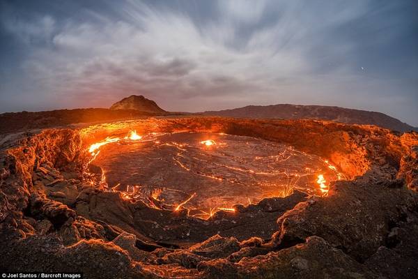 Cổng Địa Ngục – hồ nham thạch cháy suốt trăm năm