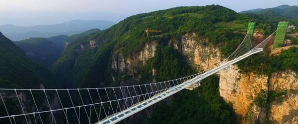 Thử đập cầu kính cao nhất thế giới ở Trung Quốc bằng búa tạ