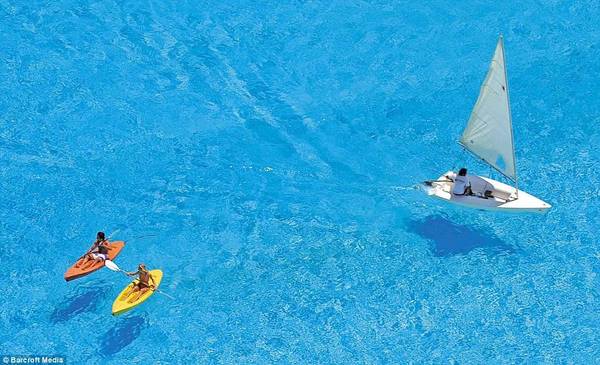 bể bơi crystal lagoon, bể bơi đẹp, du lịch chile, khám phá chile, bể bơi khổng lồ thừa chỗ lướt thuyền buồm