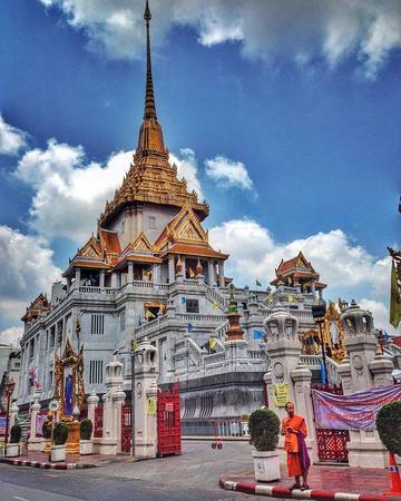 chùa wat traimit, du lịch bangkok, ngôi chùa ở bangkok, tour bangkok, điểm đến bangkok, đội bóng leicester, cận cảnh chùa phật vàng ở bangkok nơi có nhà sư làm lễ cho leicester vô địch
