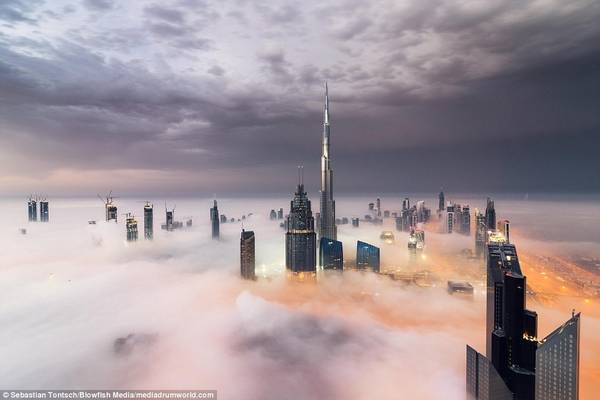 Những tòa nhà chọc trời ở Dubai huyền ảo trong sương