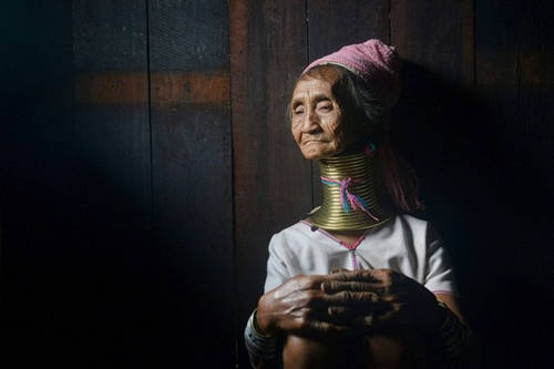 bộ tộc kayan, du lịch myanmar, phụ nữ cổ dài, u lich thai lan, phụ nữ cổ dài làm du lịch ở thái tìm đường về nước