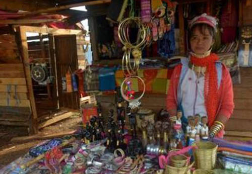 bộ tộc kayan, du lịch myanmar, phụ nữ cổ dài, u lich thai lan, phụ nữ cổ dài làm du lịch ở thái tìm đường về nước