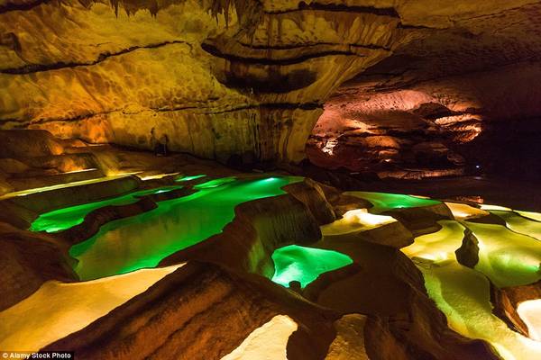 du lịch pháp, khách sạn, vẻ đẹp tuyệt mỹ của hồ trong hang động ở pháp