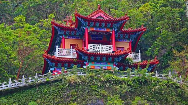 Ngôi đền cheo leo trên vách núi cẩm thạch ở Đài Loan