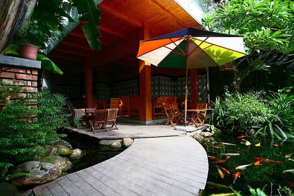 du lịch đà nẵng, đà nẵng, quán cà phê hút khách bởi cây xanh và hồ cá ở đà nẵng