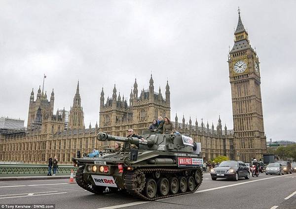 Khám phá London bằng… xe tăng!