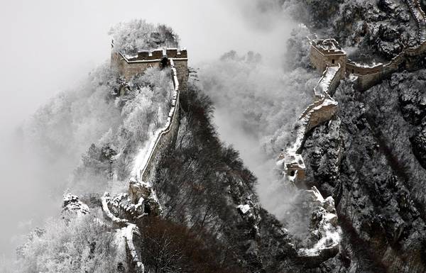 Du lịch Trung Quốc ngắm Vạn Lý Trường Thành hùng vĩ trong tuyết trắng