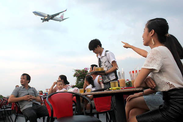ivivu.com, du lịch sài gòn nhâm nhi cà phê, thích thú nhìn máy bay vù qua đầu