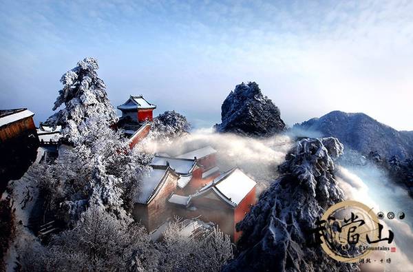 Du lịch Trung Quốc ngắm tuyết rơi sớm, phủ trắng núi Võ Đang