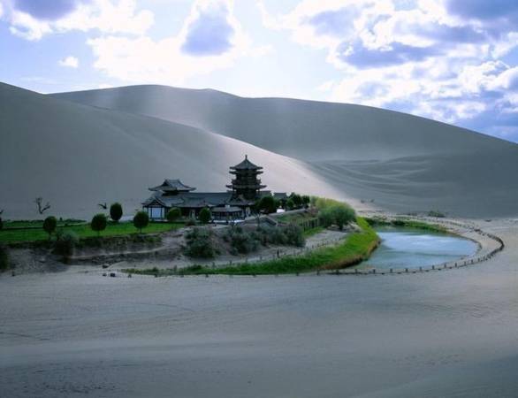 Du lịch Trung Quốc khám phá Đôn Hoàng – hòn đảo xanh cô đơn giữa sa mạc khô cằn