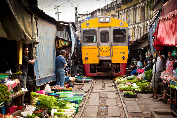 chợ maeklong, ivivu.com, đặt phòng giá rẻ, khám phá khu chợ đường ray maeklong khi du lịch thái lan