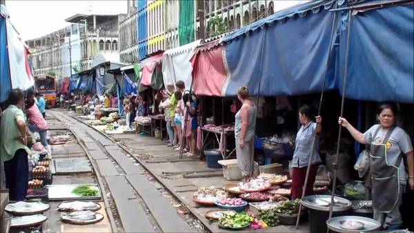 chợ maeklong, ivivu.com, đặt phòng giá rẻ, khám phá khu chợ đường ray maeklong khi du lịch thái lan