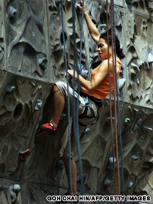 leo núi, lướt sóng, lướt sóng bangkok, shanghai stadium’s rock climb, skydiving, skydiving singapore, 6 trung tâm thể thao mạo hiểm hàng đầu châu á