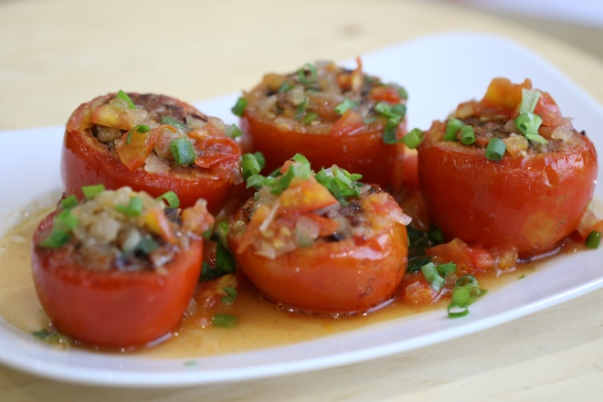 Cách làm cà chua nhồi thịt sốt cà siêu nhanh gọn cho bữa cơm tối