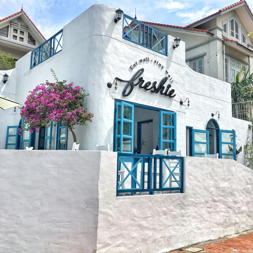 Check-in rần rần cafe Santorini – Freshie food & drinks Hạ Long xinh xắn