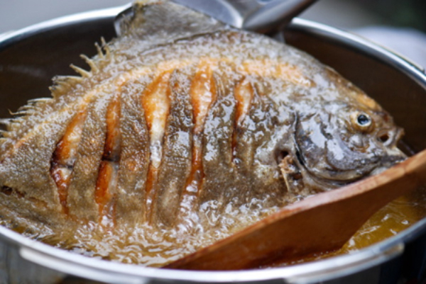 cá chim kho tiêu, dạy nấu ăn, món cá, thực đơn ăn ngon, cách nấu món cá chim kho tiêu đậm đà ngon miệng mà không bị tanh
