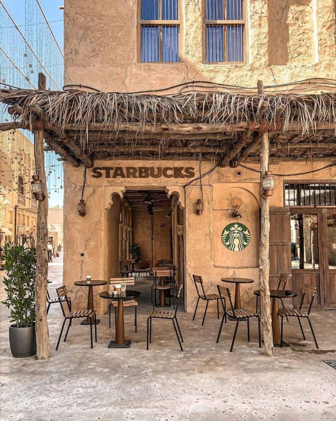 Độc lạ tiệm Starbucks ‘mái lá’ ở Dubai 