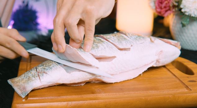Tiết lộ cách làm món cá chẽm chiên sốt dầu hào thơm ngon mà không bị tanh