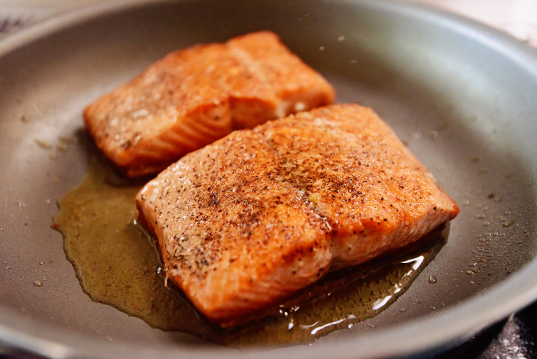 cá hồi, gợi ý cách làm món cá hồi chiên sốt sa tế ngon tuyệt