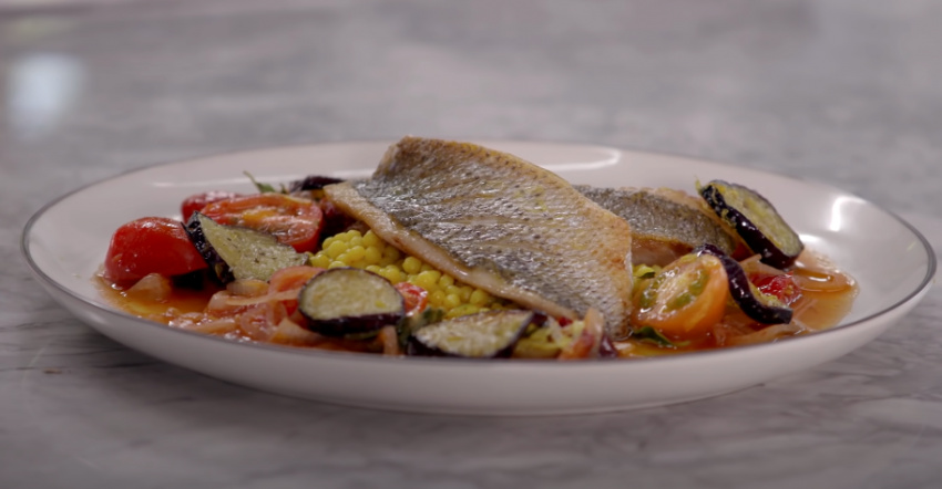 Bí quyết làm món cá chẽm sốt Địa Trung Hải theo đầu bếp Gordon Ramsay chỉ trong 10 phút