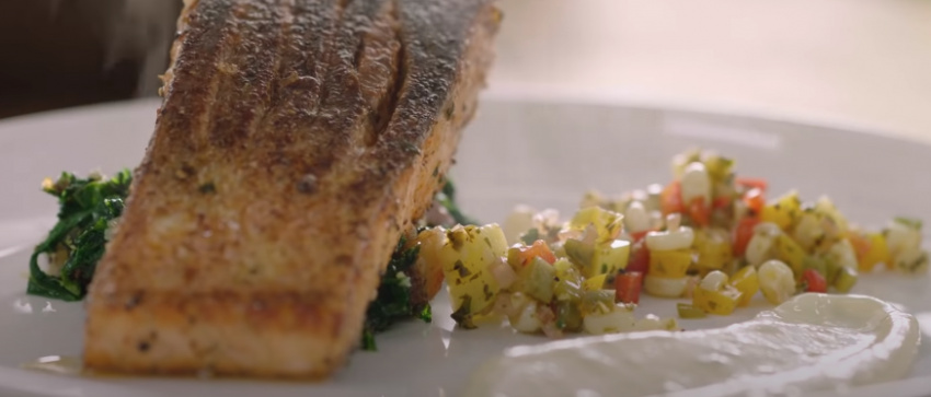 Bí quyết làm món cá hồi áp chảo thật ngon theo cách của siêu đầu bếp Gordon Ramsay